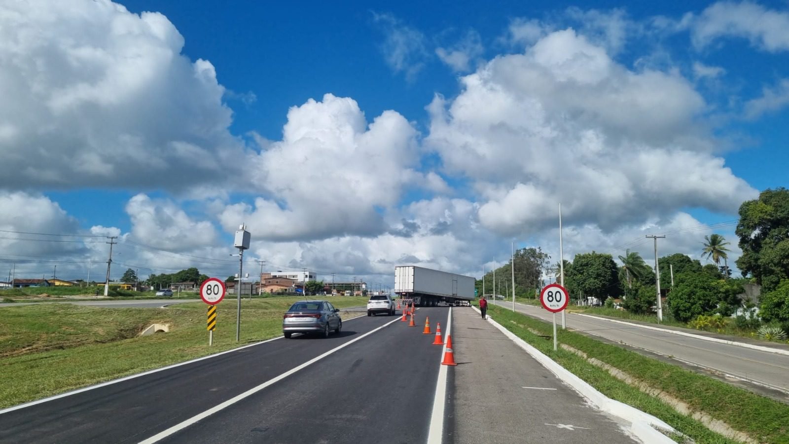 Incidente com carreta ocorreu na BR-101. (foto: divulgação/PRF)