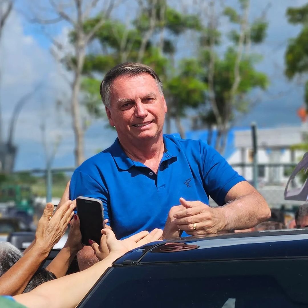 jair Bolsonaro, Bolsonaro toma café com apoiadores no mercado de Mangabeira após percorrer ruas em carro aberto, em João Pessoa