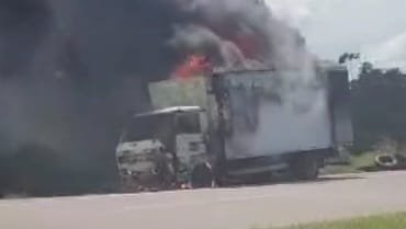 VÍDEO: caminhão baú pega fogo e interdita faixa da BR-230 na Grande João Pessoa