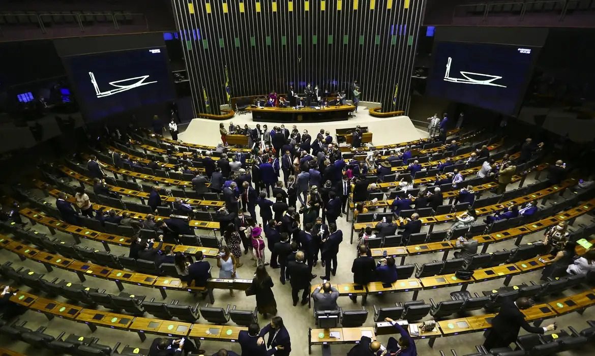 Deputados votam regulamentação da Reforma Tributária com mais de 500 emendas nesta quarta