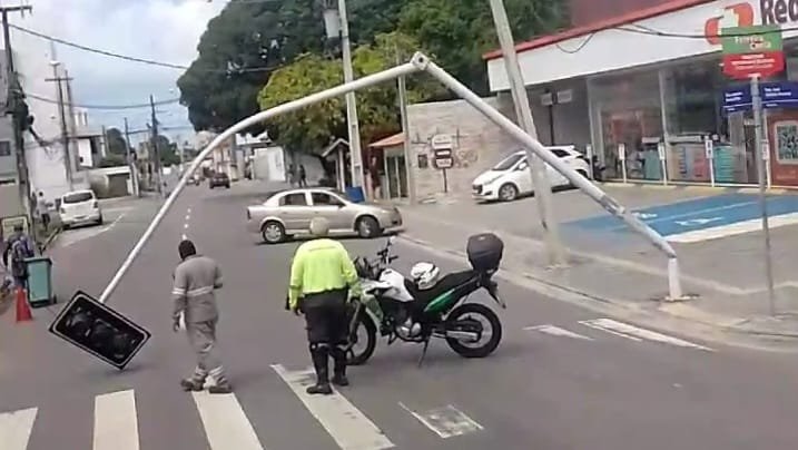 Trãnsito está intenso na rua Joaquim Borba Filho, no Jardim São Paulo.