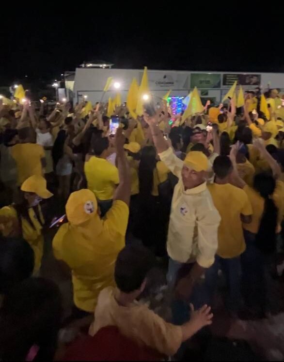 Santa Terezinha Vibra com Adesivaço de José Afonso
