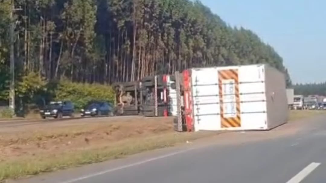 Acidente com caminhão ‘rodotrem’ interrompe parcialmente trânsito na BR-230, na Região Metropolitana de João Pessoa