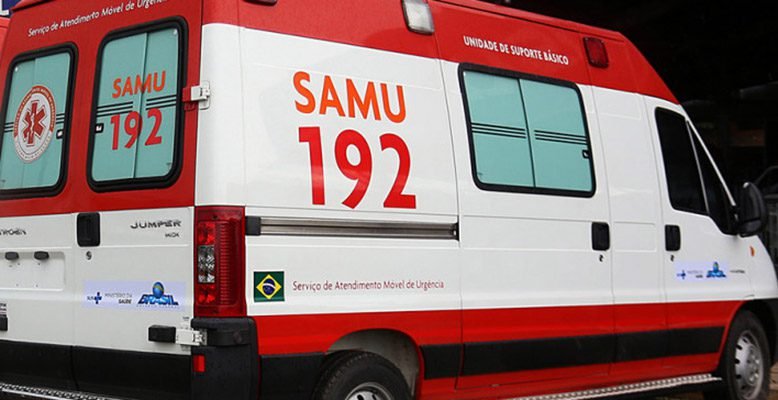 Ambulância e carro batem de frente na BR-230 e duas pessoas ficam feridas