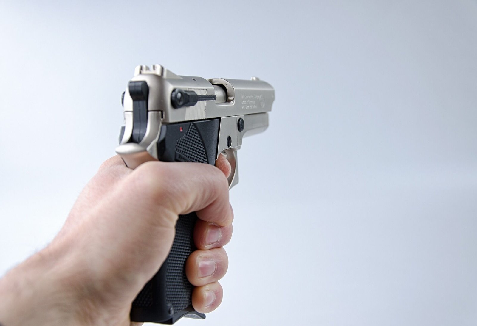 Comerciante é baleada em Santa Rita por homem que entrou em loja para ameaçar rival