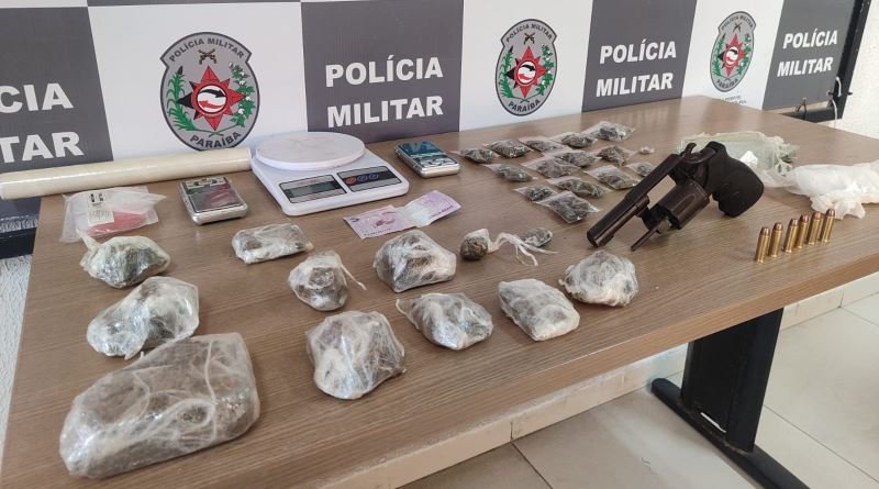 Polícia Militar prende dois suspeitos por tráfico de droga em João Pessoa; arma e drogas são apreendidas