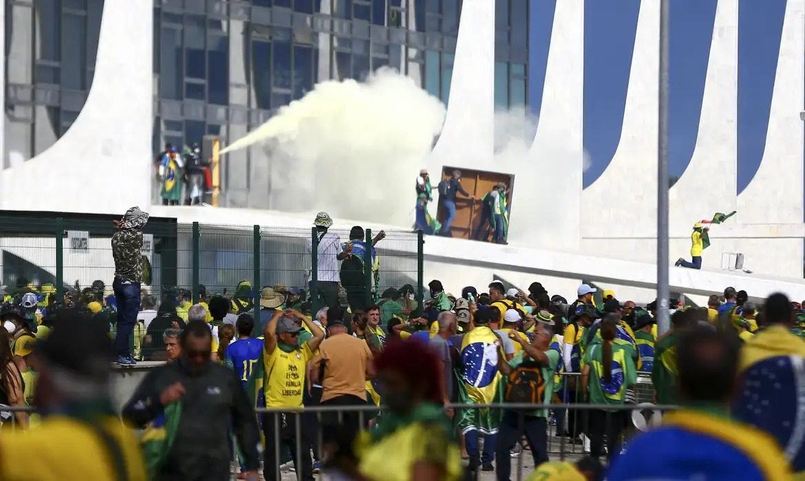 Maioria é contra Projeto de Lei para anistia dos envolvidos no 8 de janeiro, aponta consulta do Senado