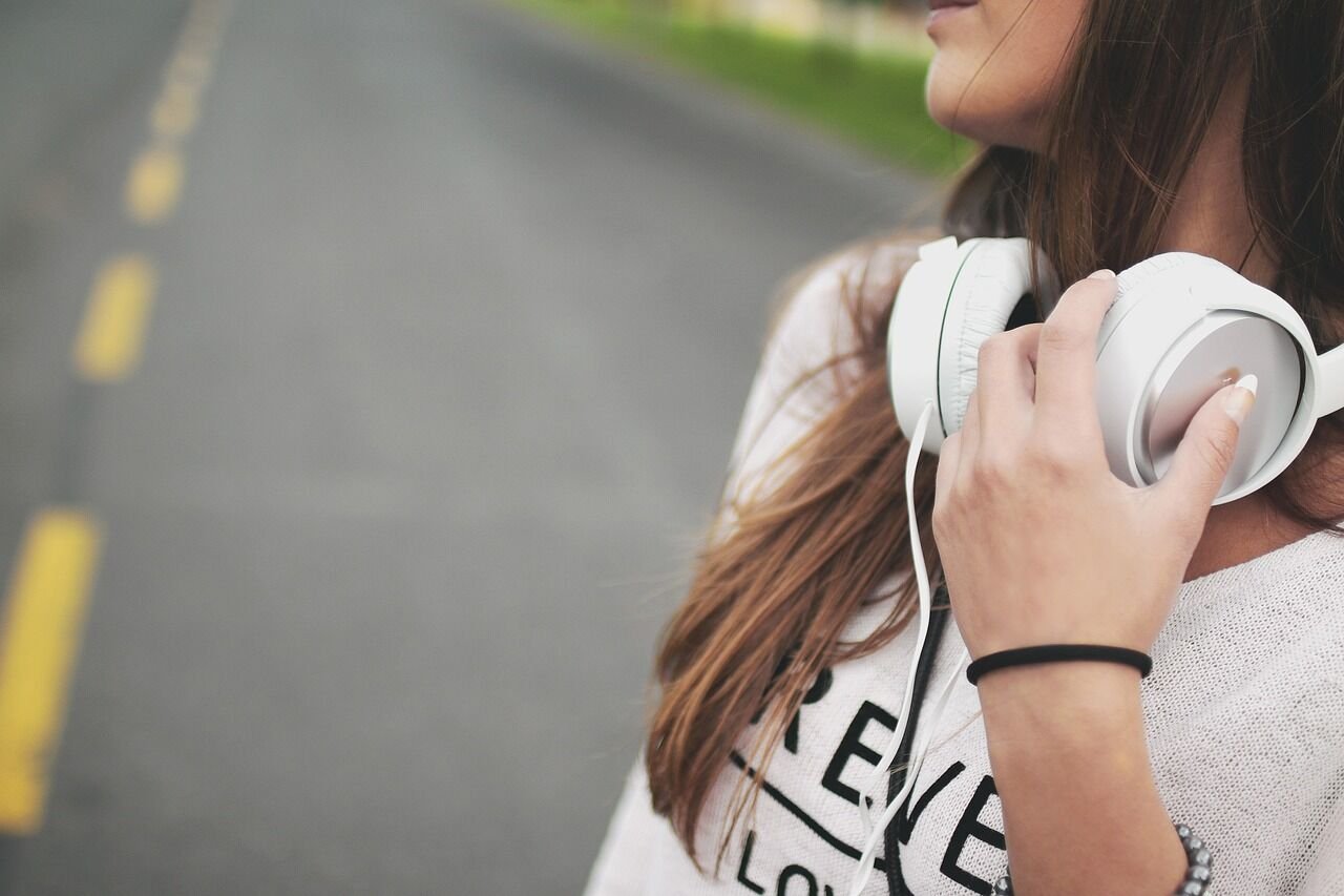 Produtor musical é preso acusado de enganar plataformas de streaming com milhares de músicas geradas por IA