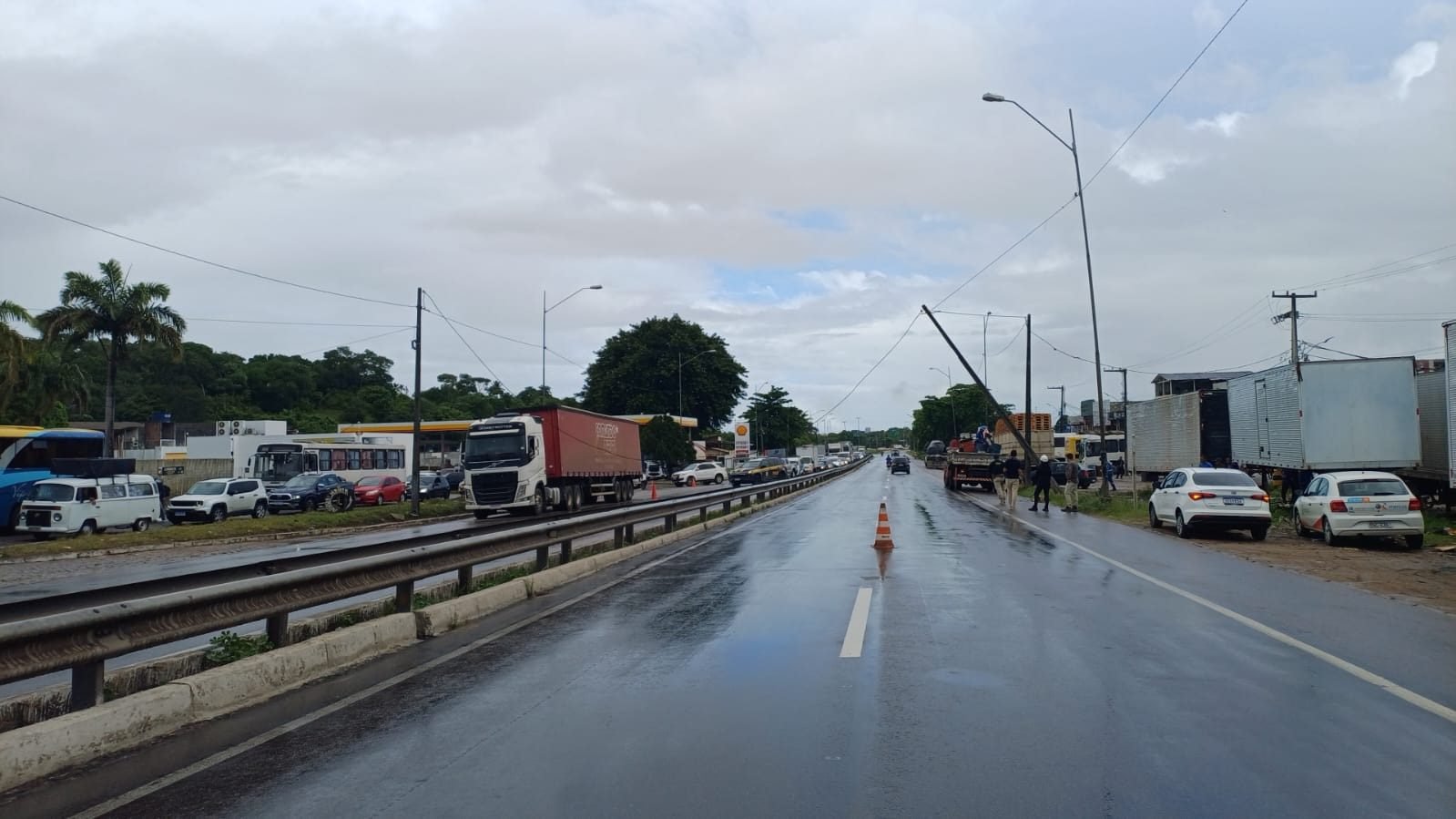 Acidente interrompe trânsito na BR-230 e forma intenso congestionamento na entrada de João Pessoa
