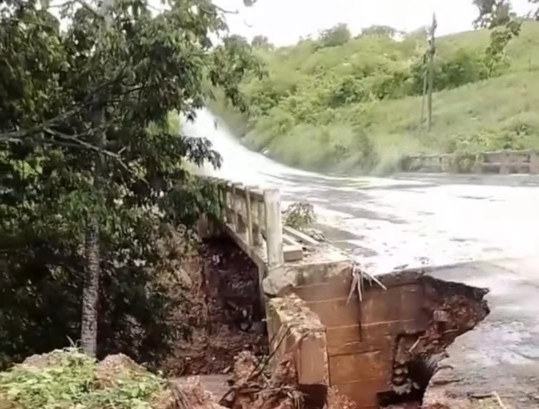 Trecho de rodovia cede, forma buraco próximo à ponte que liga Itapororoca a Araçagi e preocupa moradores da região