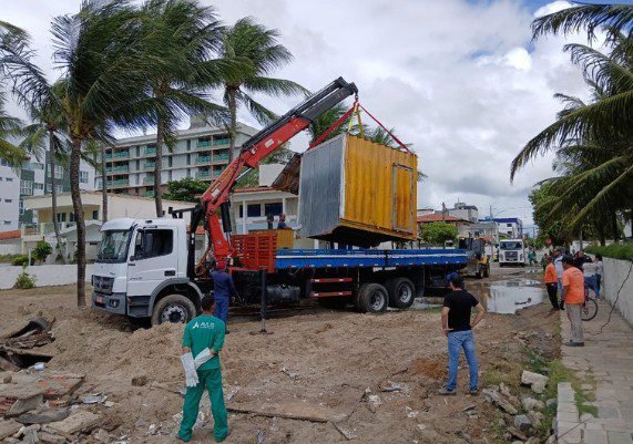 Bares irregulares começam a ser demolidos das praias de Cabedelo; parte dos comerciantes serão realocados na orla até abril