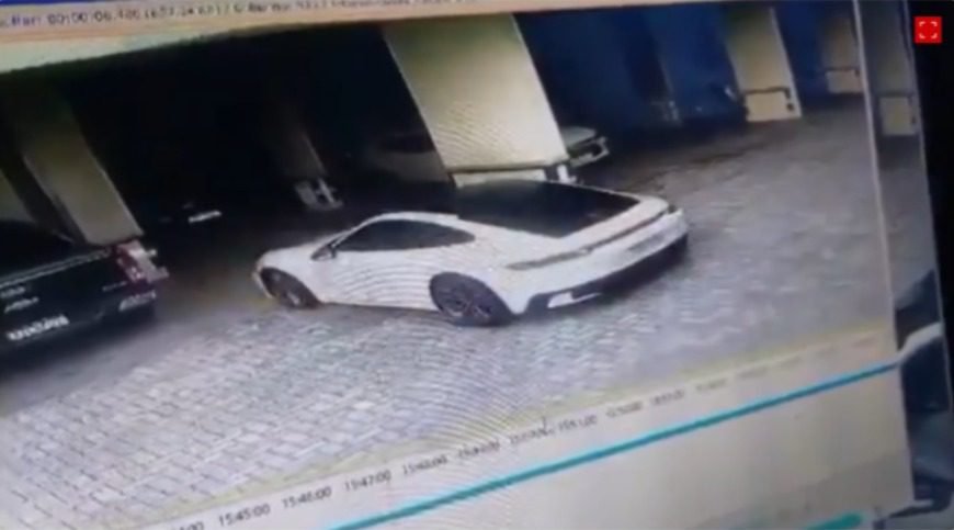 Criança liga Porsche do vizinho e bate em parede de condomínio de Santa Catarina