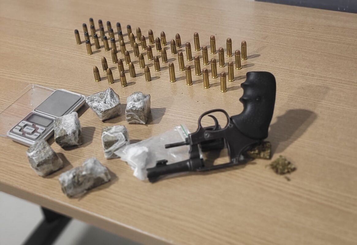 Homem é preso pela Polícia Militar com drogas e mais de 50 munições dentro de casa na zona sul de João Pessoa