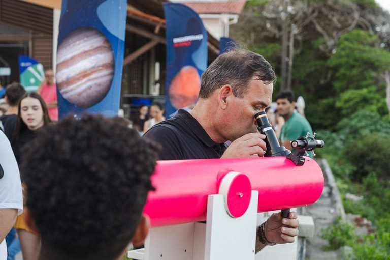 Observação do eclipse lunar total terá telescópios feito por reeducandos nesta quinta-feira, em Esperança