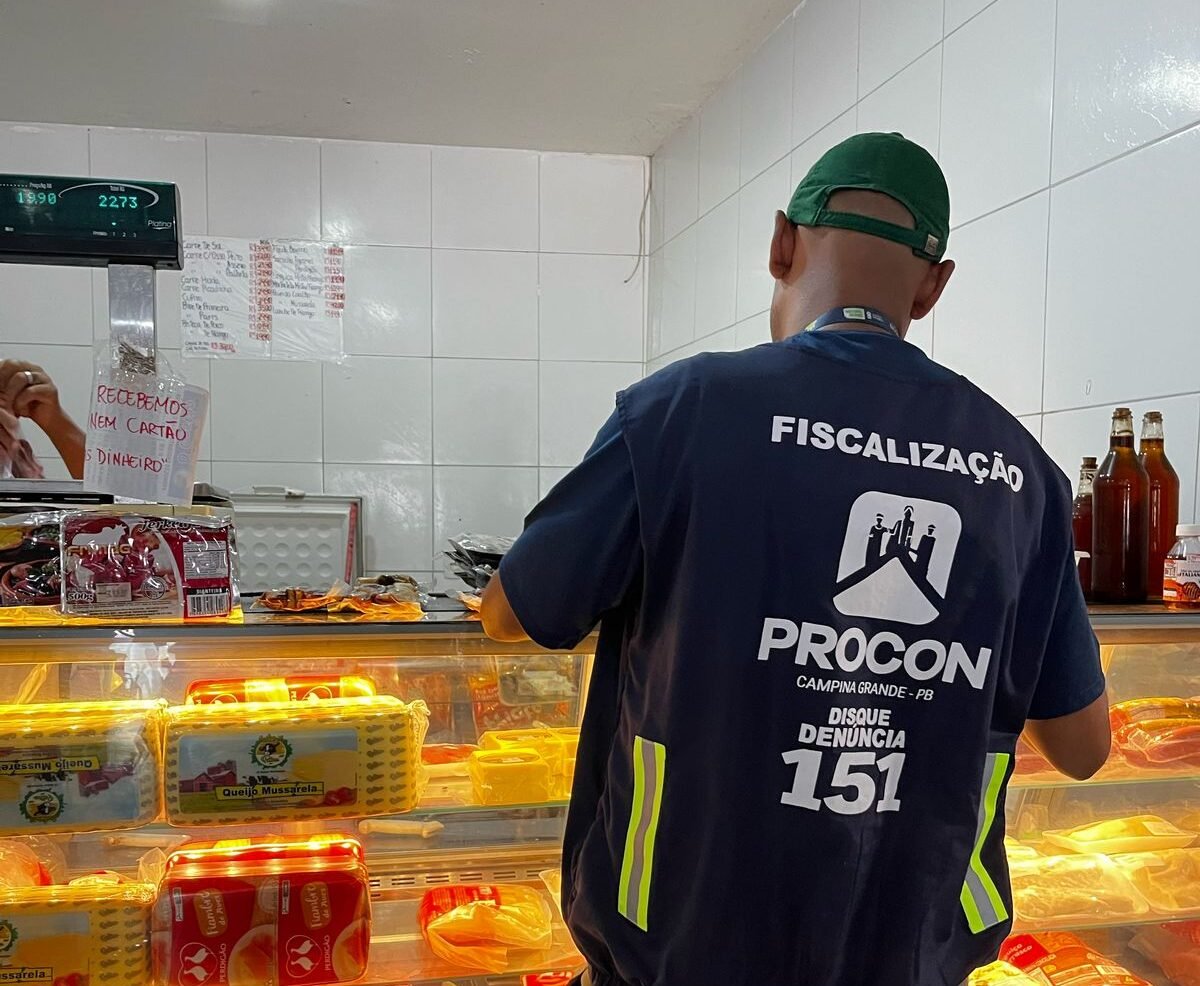 Quase 350 produtos vencidos são apreendidos em mercados de Campina Grande