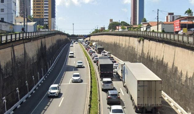 Veículo incendiado bloqueia trecho da BR-230 em João Pessoa