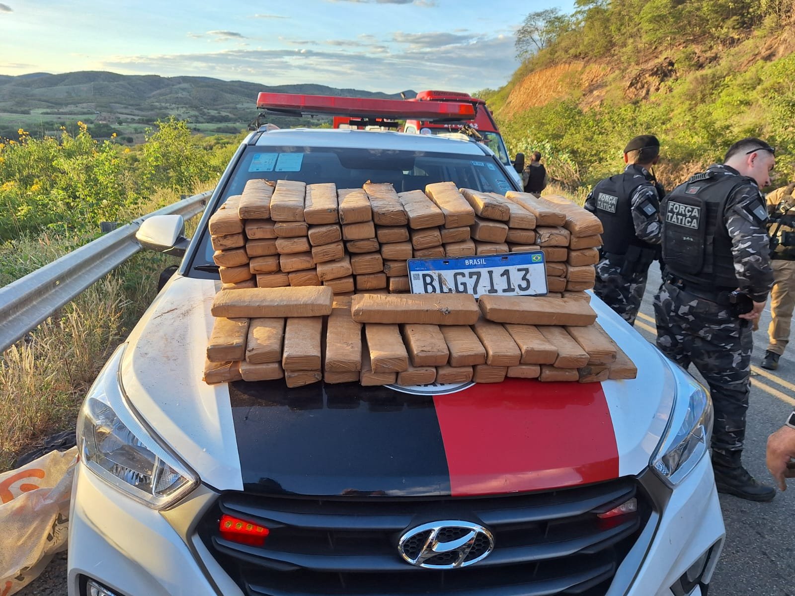 Caminhão com carga de maconha tomba e motorista é preso no Sertão da Paraíba