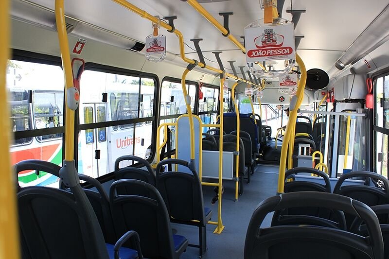 Homem tenta assaltar passageiros de ônibus em João Pessoa, populares reagem e acabam detendo acusado