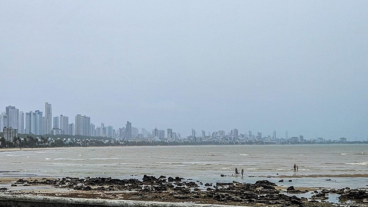 João Pessoa e mais 16 cidades do litoral têm alerta laranja para chuvas e precipitação deve se manter nas próximas horas