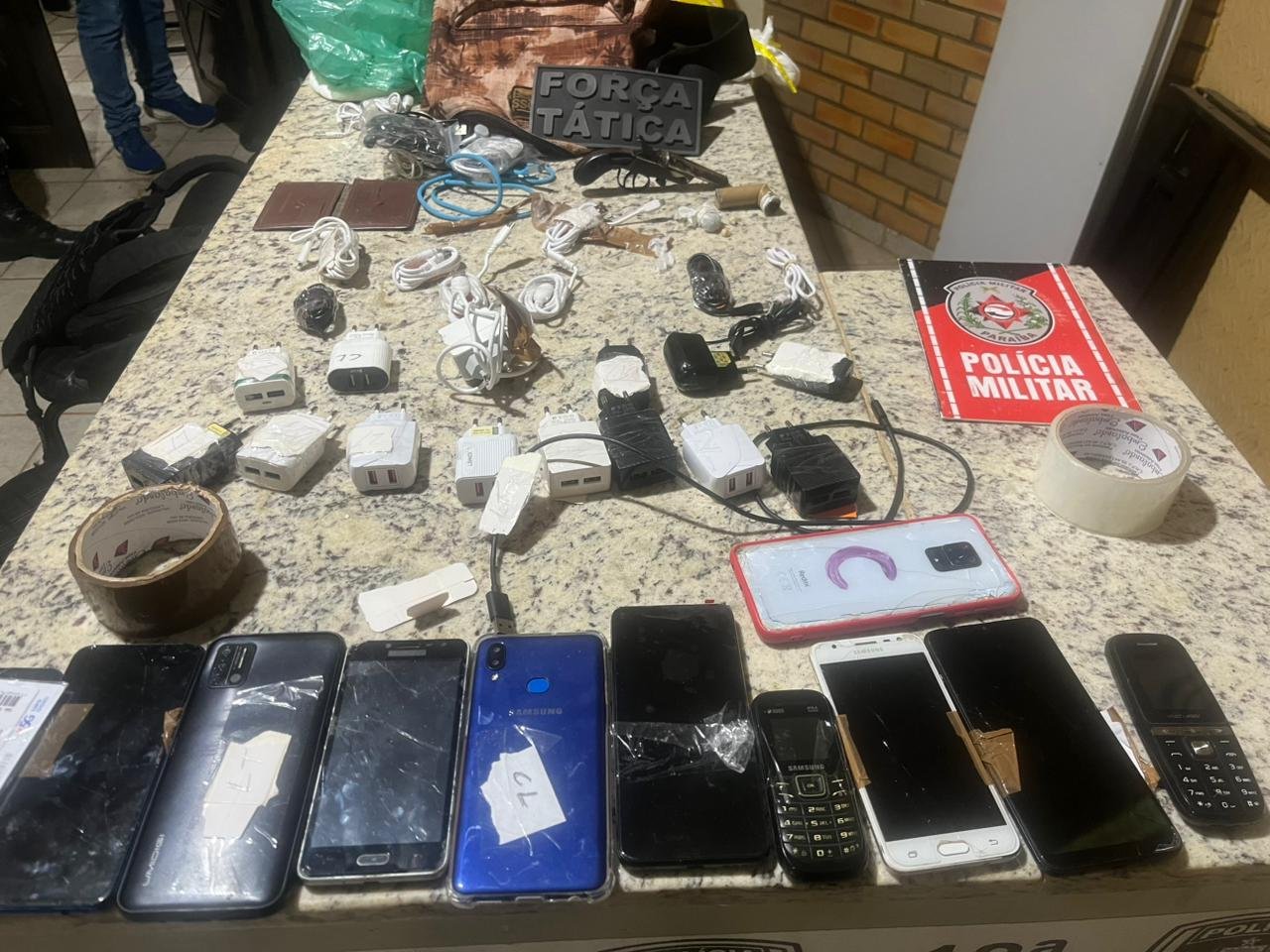 Suspeitos são presos com arma de fogo, drogas e celulares próximo ao presídio de Catolé do Rocha