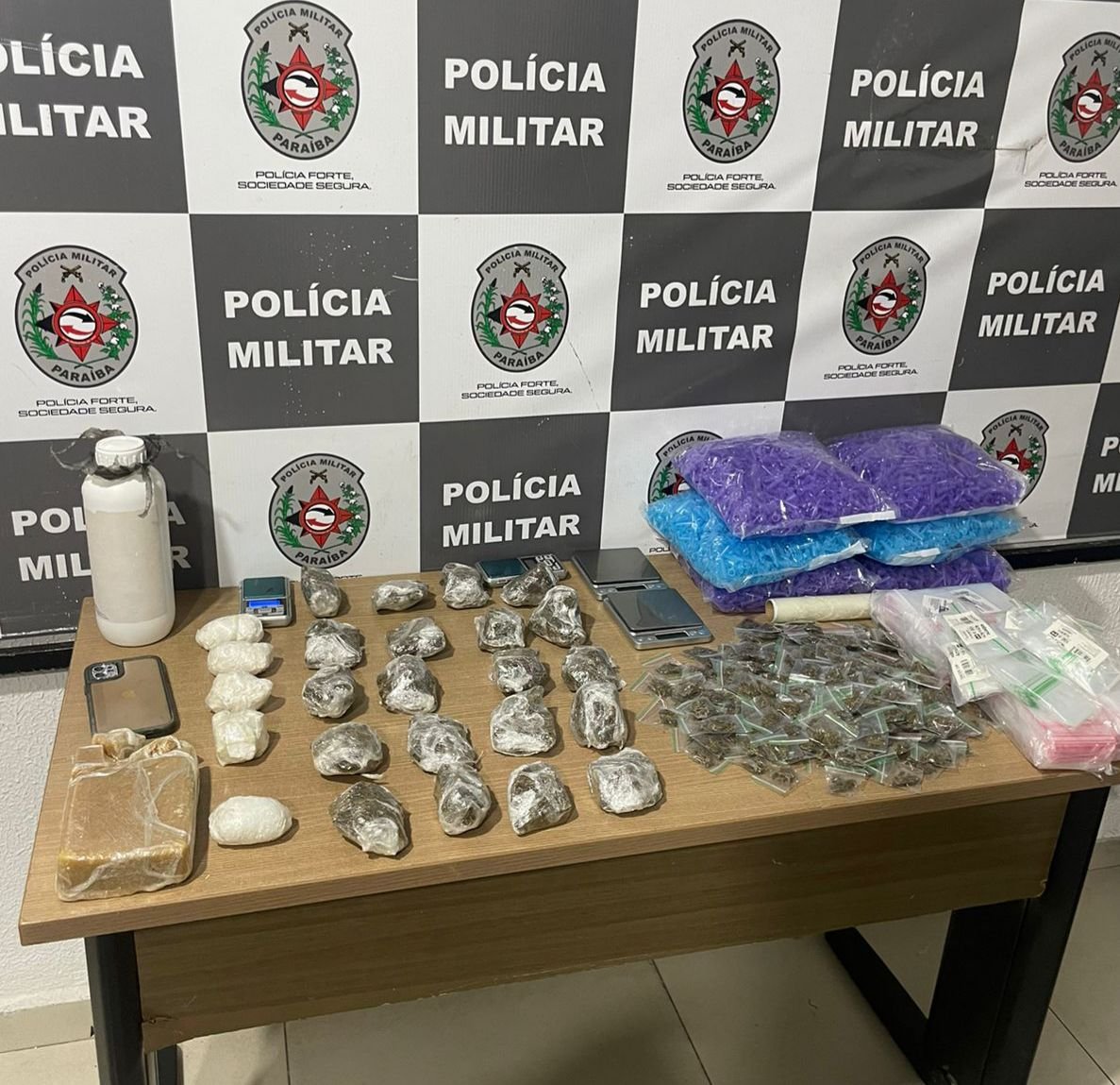 Traficante é preso com mais de R$100 mil em drogas e balanças de precisão no Parque do Sol em João Pessoa