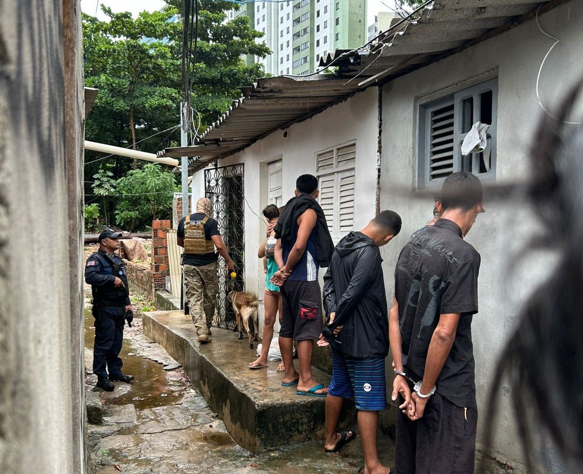 Três suspeitos são presos e drogas, armas e munições são apreendidas durante operação nos bairros Miramar e São José