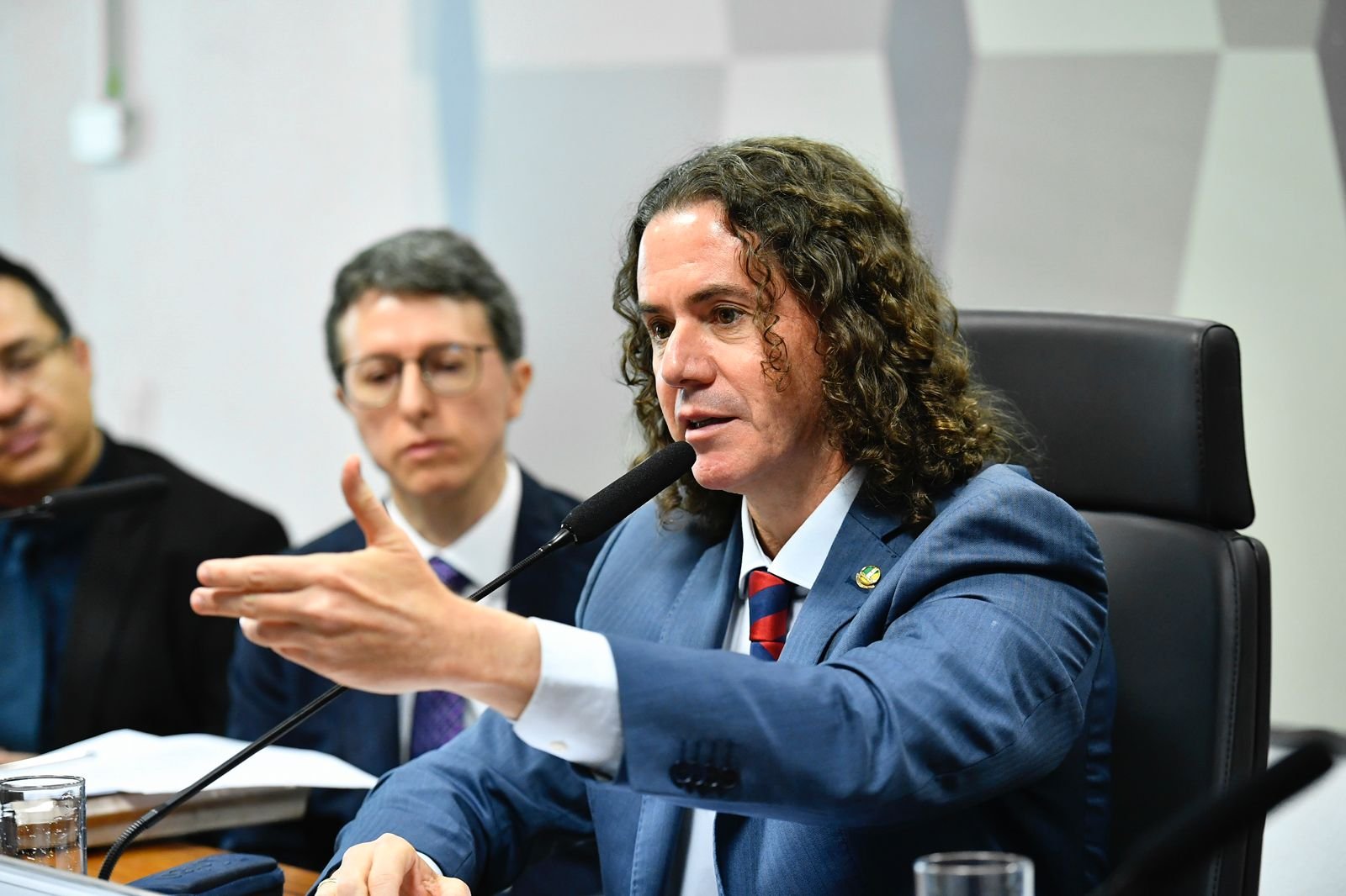 Veneziano solicita que AGU, CGU e Polícia Federal detalhem no Senado a atuação do governo no caso do INSS