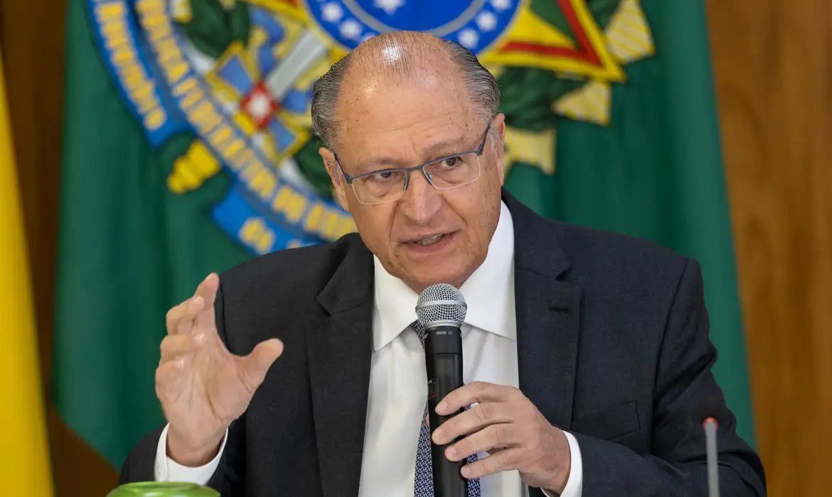 Vice-presidente Geraldo Alckmin é internado às pressas em hospital de Brasília