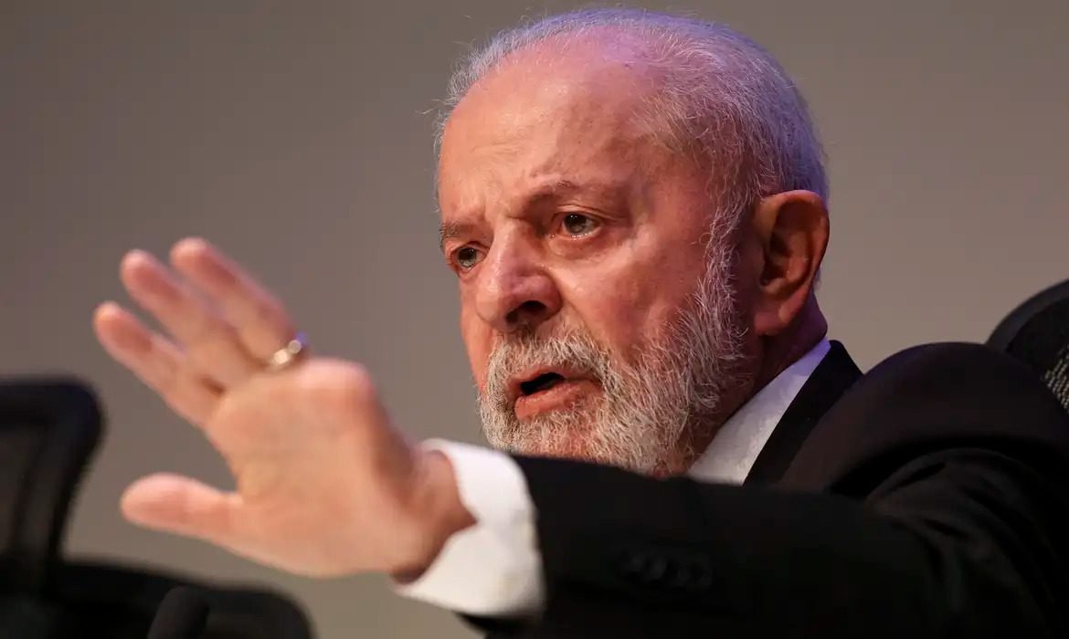 Lula defende debate sobre fim da escala 6x1 e aborda fraude no INSS