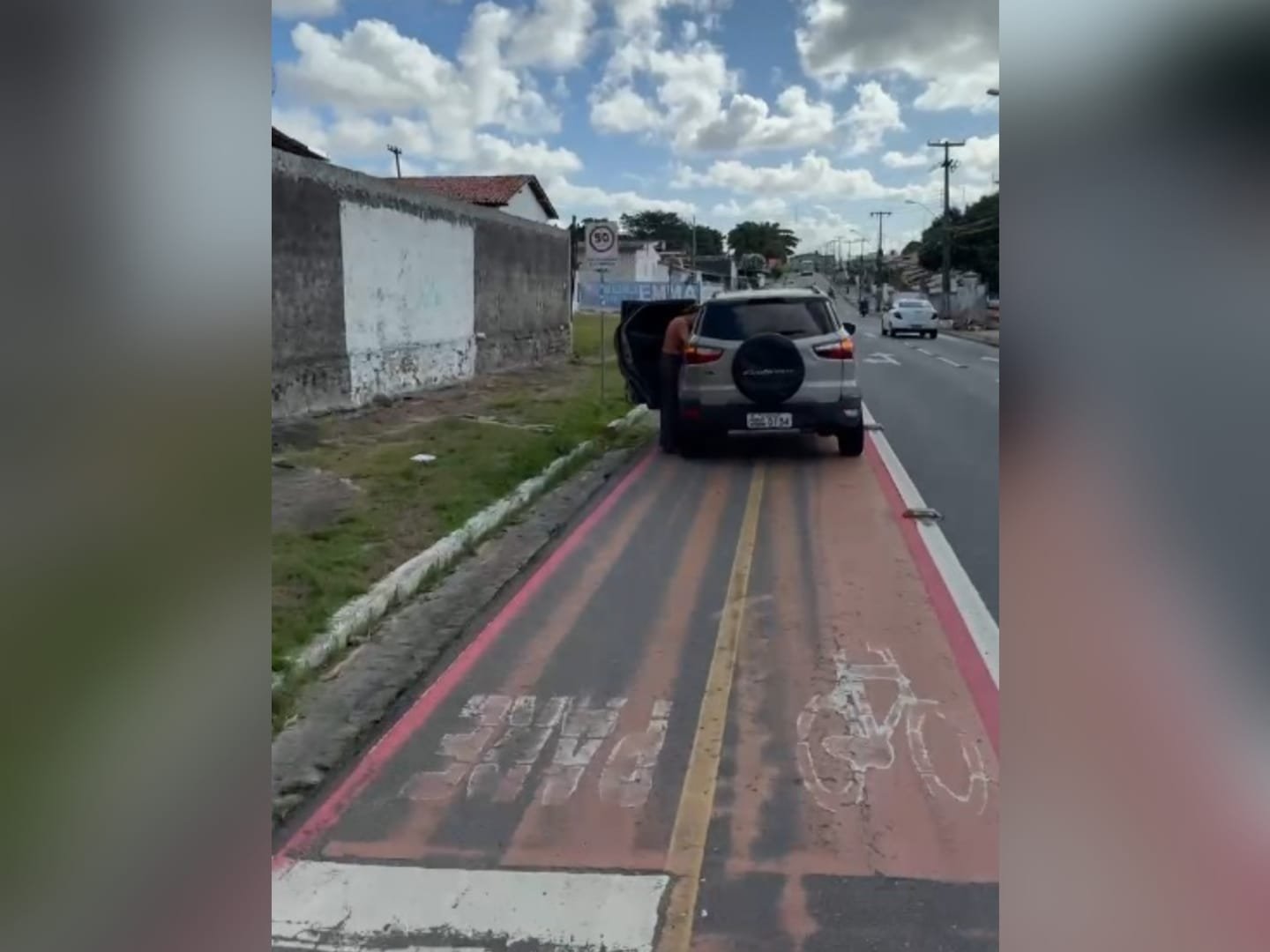 ciclistas enfrentam desrespeito no trânsito em João Pessoa; coronel mostra invasão de veículos da ciclofaixa