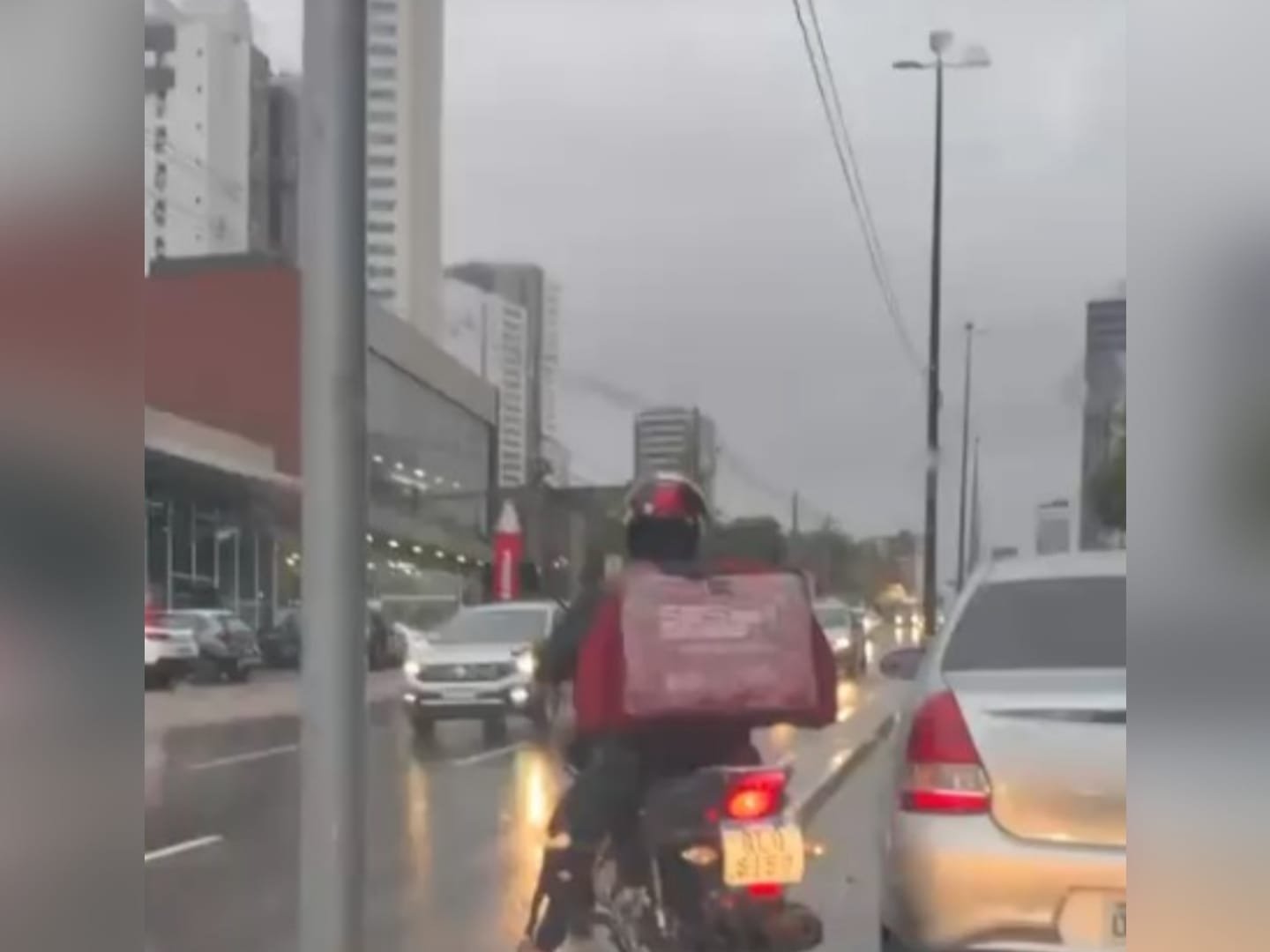 motociclista, avenida ruy carneiro, canteiro central