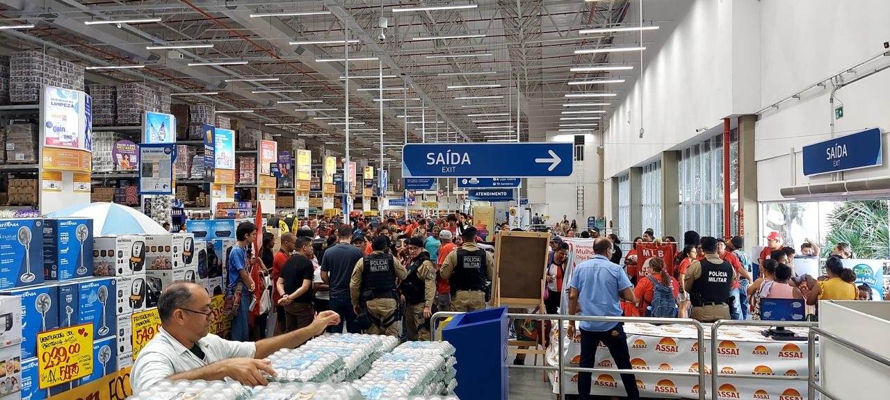 movimento nacional ocupa hipermercado na avenida Epitácio Pessoa para pedir doação de cestas básicas