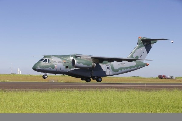 Aviões da FAB ficam sem combustível e ministros fazem fila para voar