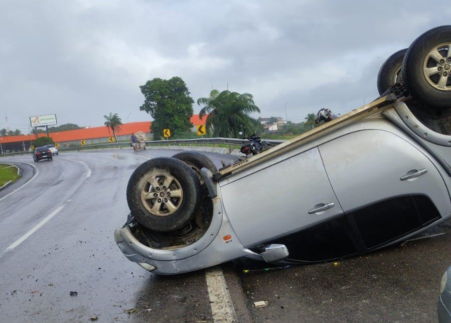 Capotamento de carro é registrado na BR-230 em Santa Rita