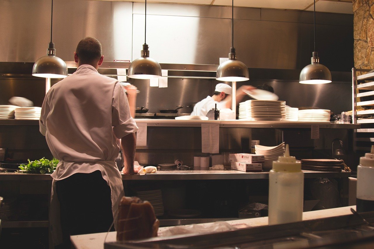 Funcionário morre após ser esfaqueado por colega de trabalho na cozinha de restaurante em João Pessoa