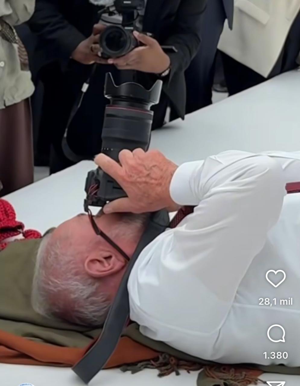 Lula faz acrobacia ao lado de Macron em Paris; confira imagem