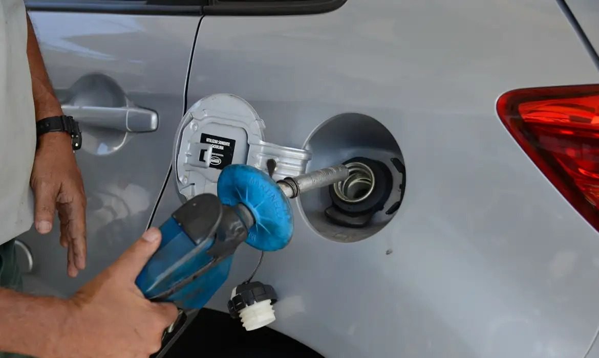 Menor preço da gasolina cai R$ 0,10 nas bombas em relação à semana passada, revela Procon João Pessoa