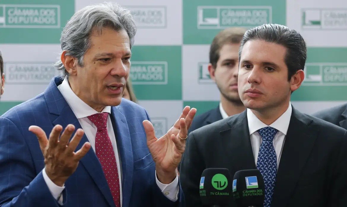 Na casa de Hugo Motta, equipe econômica apresenta a líderes partidários alternativas a IOF
