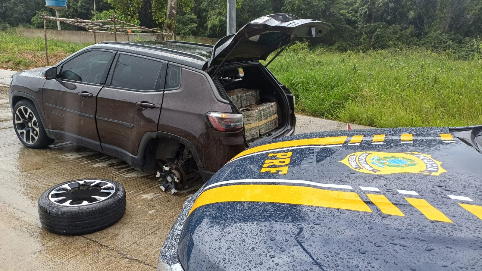 PRF apreende quase 200kg de maconha em carro abandonado na BR-101, em Mamanguape