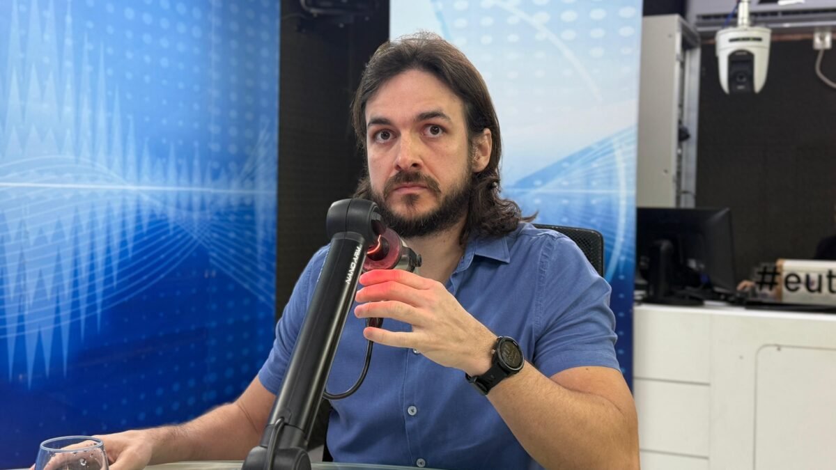 Pedro diz que governo de João Azevêdo massacra policiais e deixa escolas sem professores: “uma falta absurda”