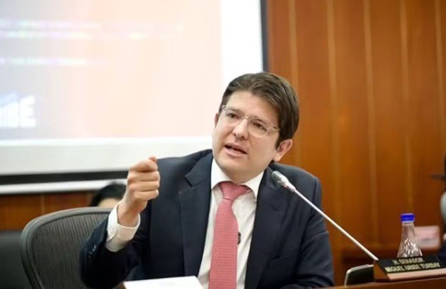 Pré-candidato à presidência da Colômbia baleado supera 1ª cirurgia