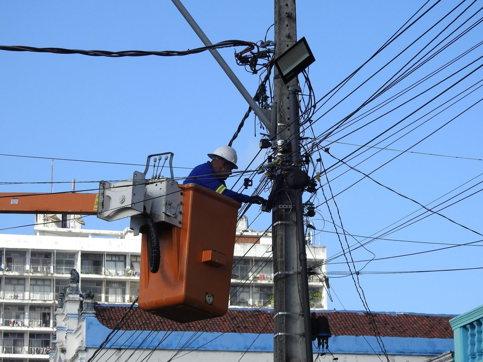 Prefeitura inicia operação para limpeza de fios em postes e combate à poluição visual nas ruas de João Pessoa