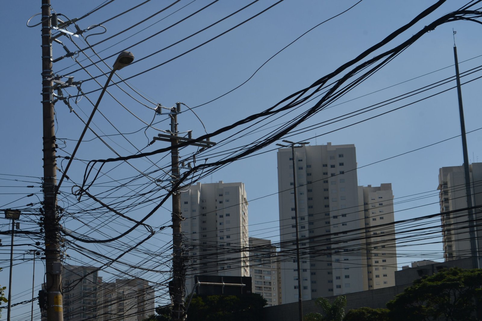 Prefeitura inicia operação de retirada de fios e cabos elétricos clandestinos ou em desuso nos postes do Centro de João Pessoa