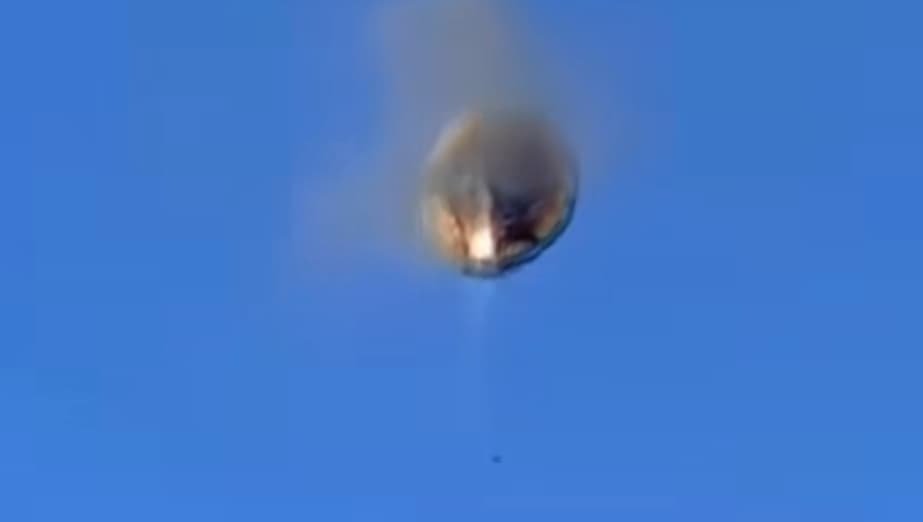 balão pega fogo no ar, cai em cima de posto de saúde e deixa mortos