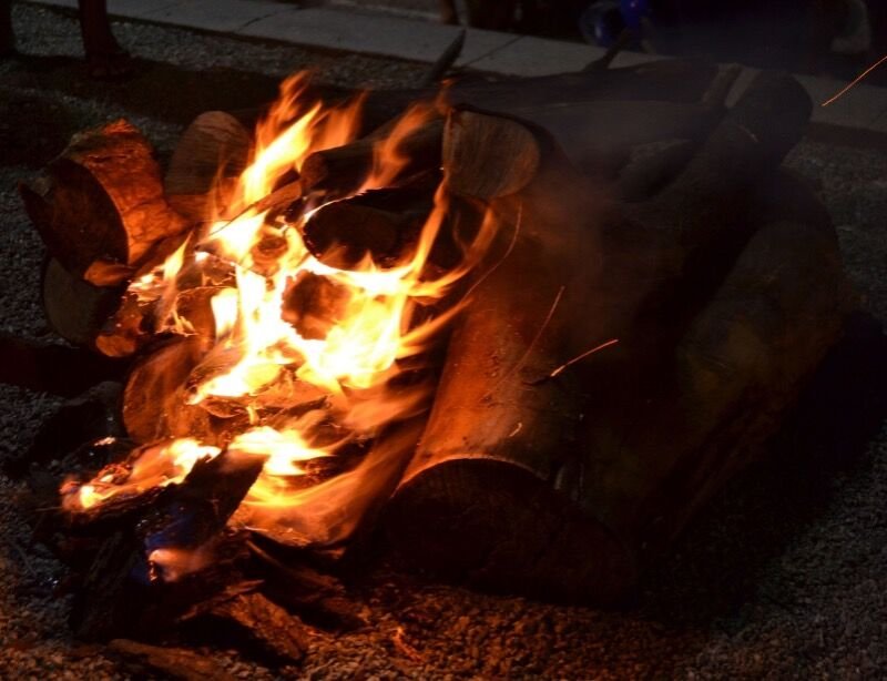 fogos de artifício com estampido e fogueiras são permitidos?