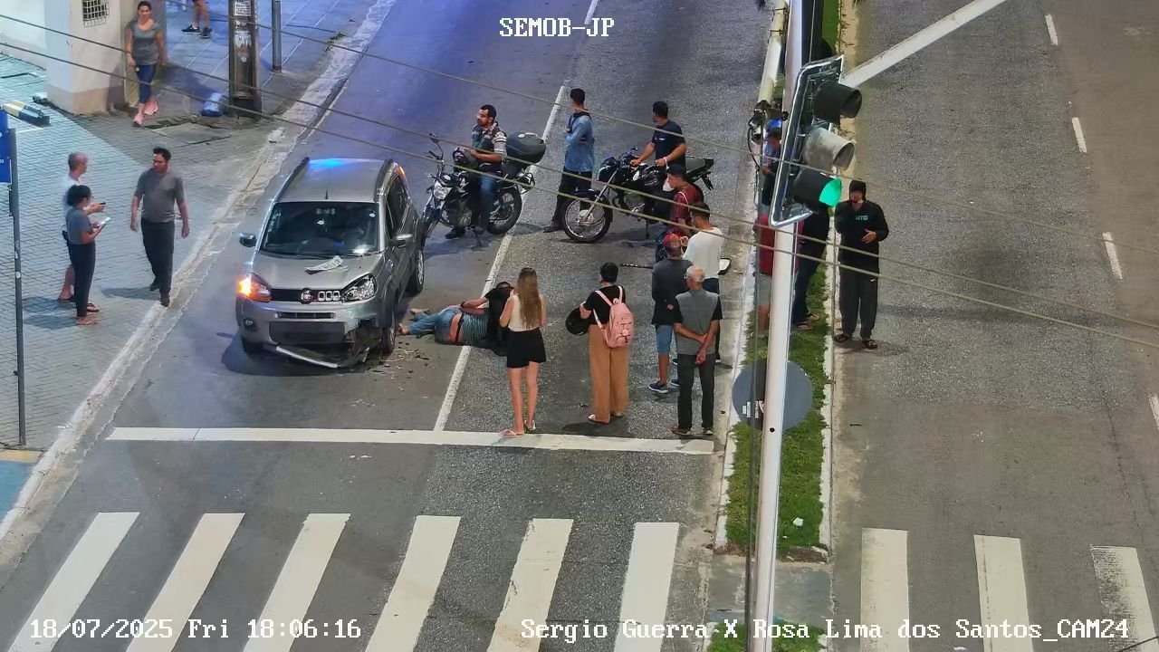 Acidente entre carro e motocicletas deixa um ferido e interdita faixa para Mangabeira na principal dos Bancários
