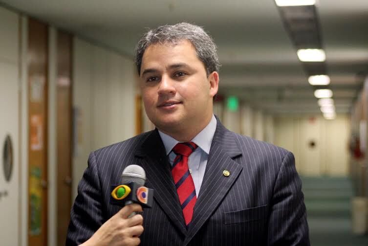 Após apoio de Bolsonaro, Efraim diz que vê com naturalidade afastamento de Pedro Cunha Lima e Veneziano