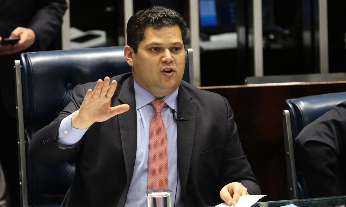 Após judicialização do governo Lula no STF, Davi Alcolumbre opta pela neutralidade e diz que governo tem legitimidade para decisão