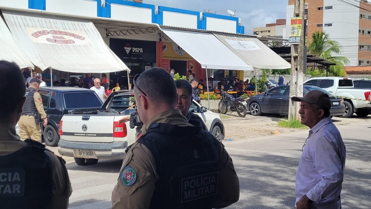 Ataque a tiros termina com três teridos na frente de restaurante em Intermares