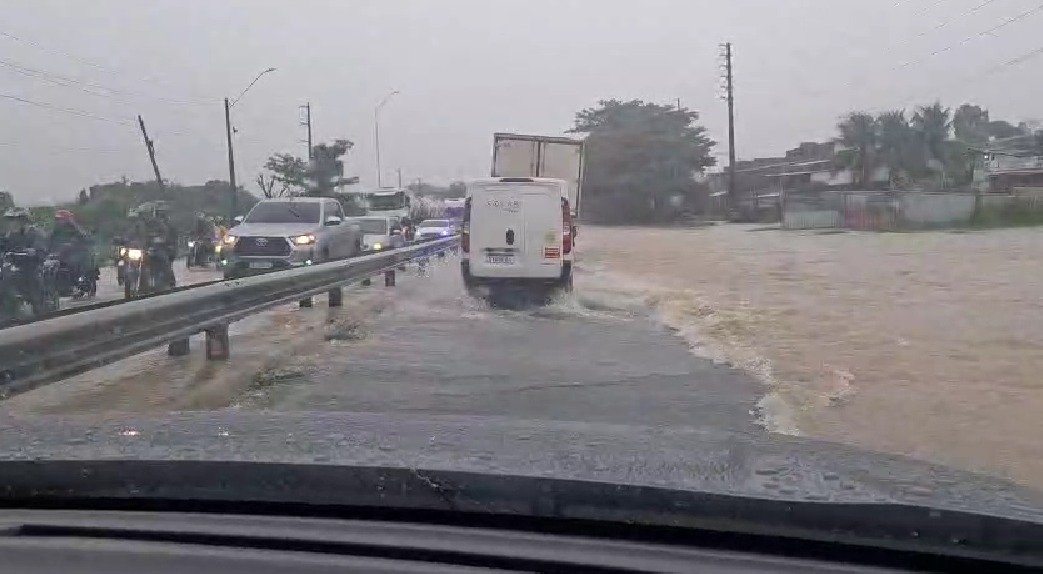 BR-230 tem alagamento e trânsito lento, após rio transbordar na Grande João Pessoa; VÍDEOS